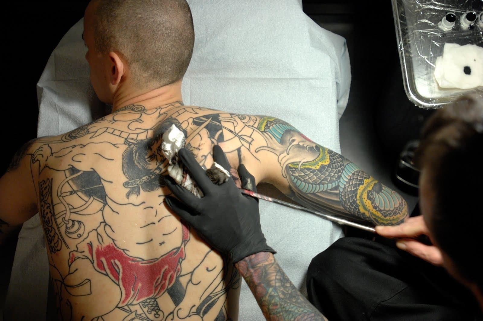 Seorang hiroshi, seniman tato tradisional Jepang, menyiapkan jarum tato tebori