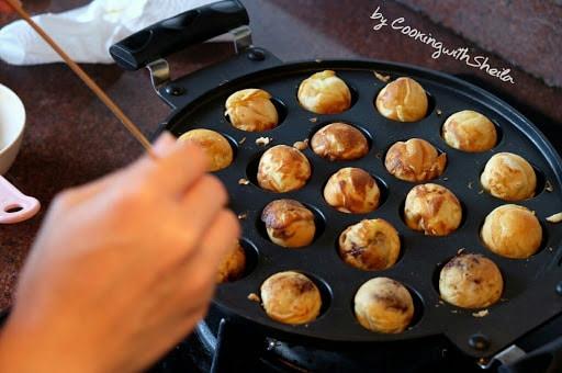 menikmati takoyaki saat bepergian