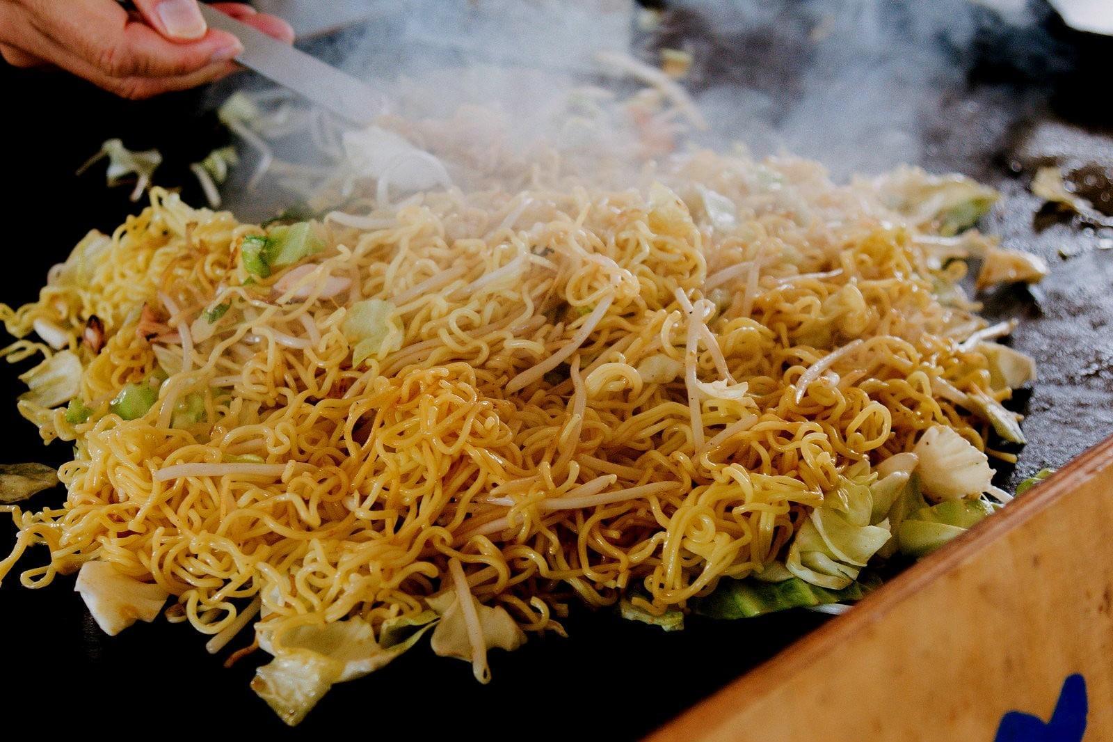 Makanan pokok Jepang, yakisoba atau mie goreng, adalah salah satu makanan terfavorit di Jepang