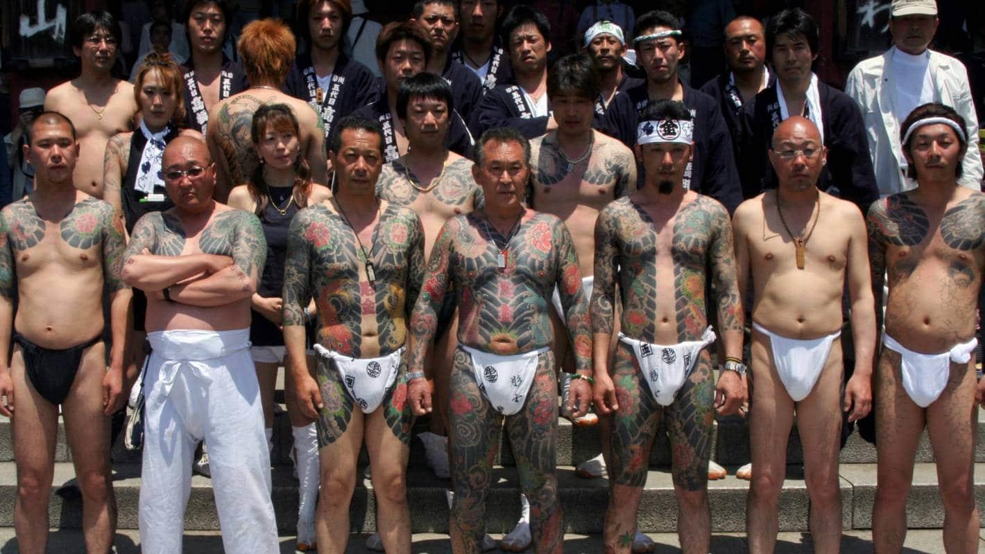 yakuza memamerkankan tato mereka