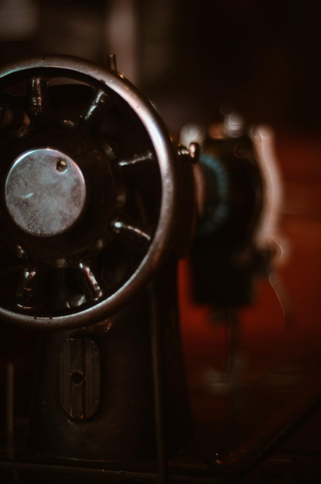 Ada mesin jahit antik apakah anda bisa memakainya