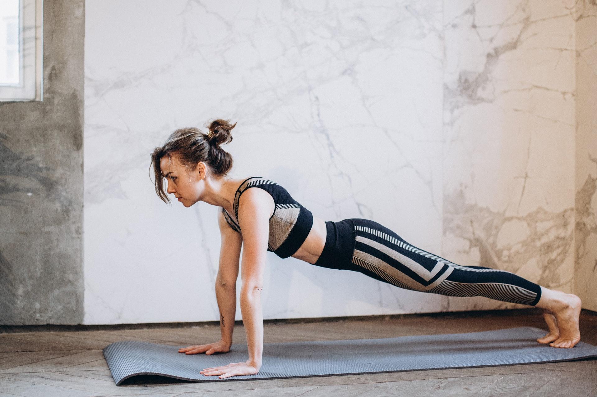 menambah stamina pemula melalui plank pose
