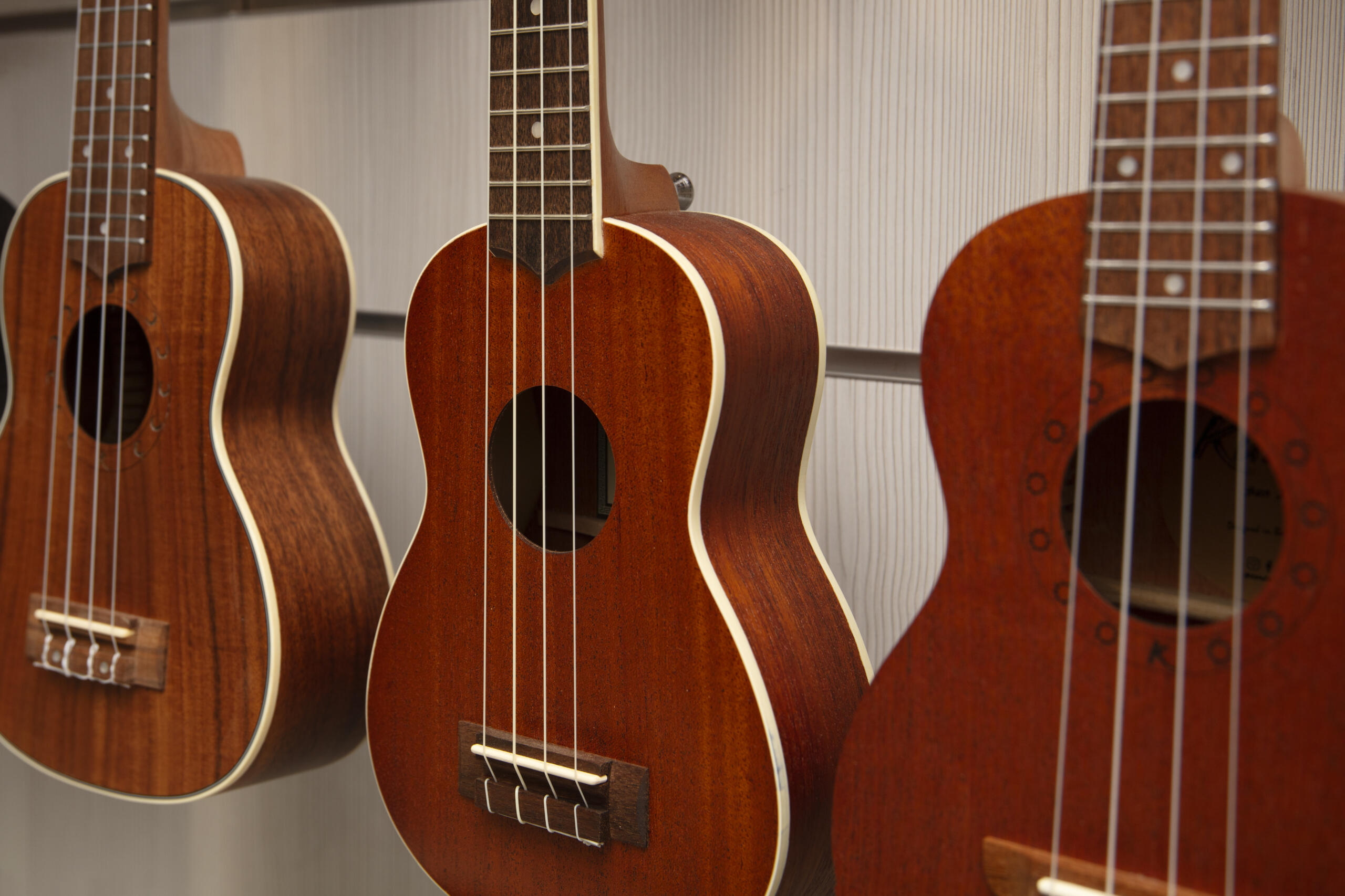 3 gitar akustik