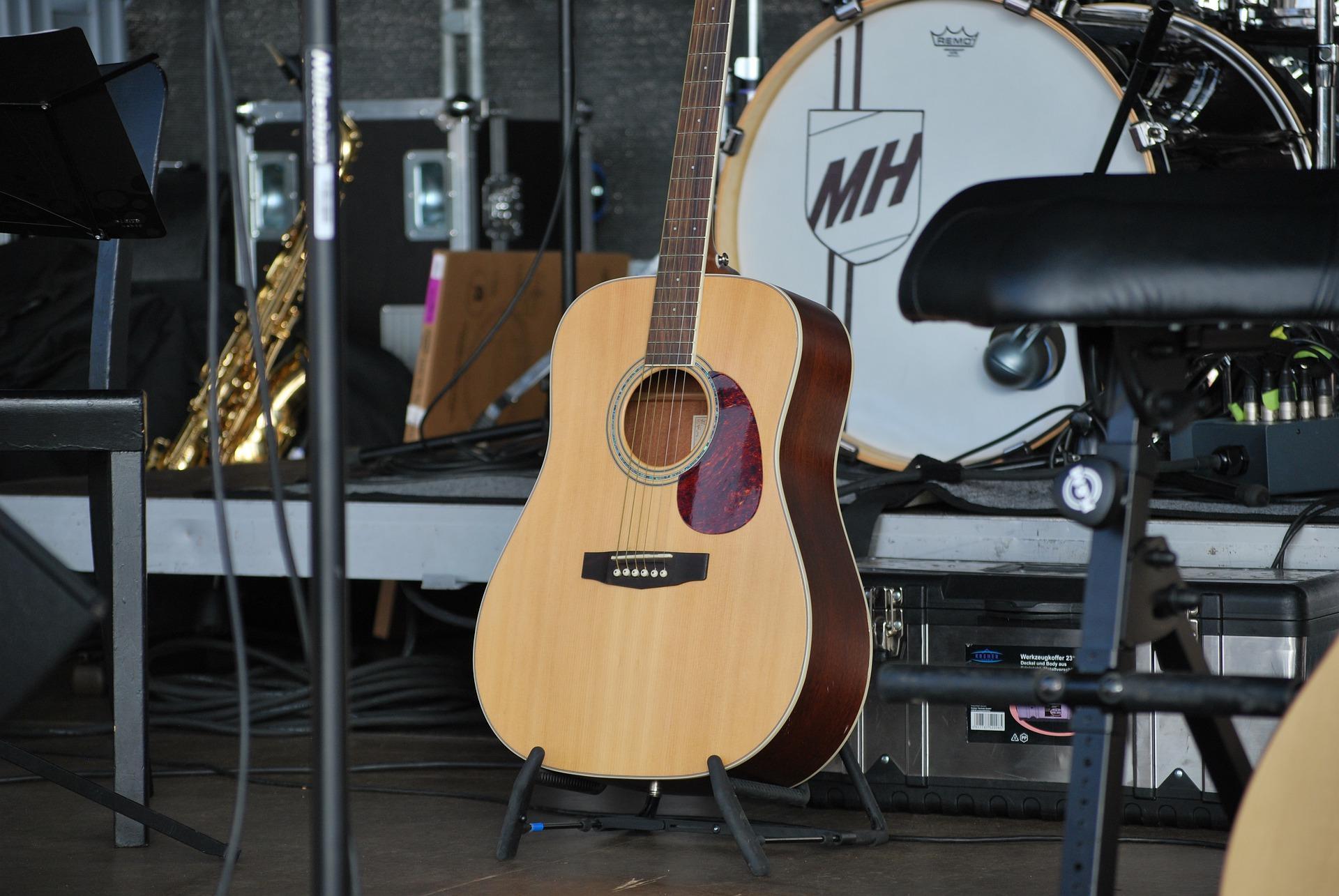 gitar akustik dengan amplifier