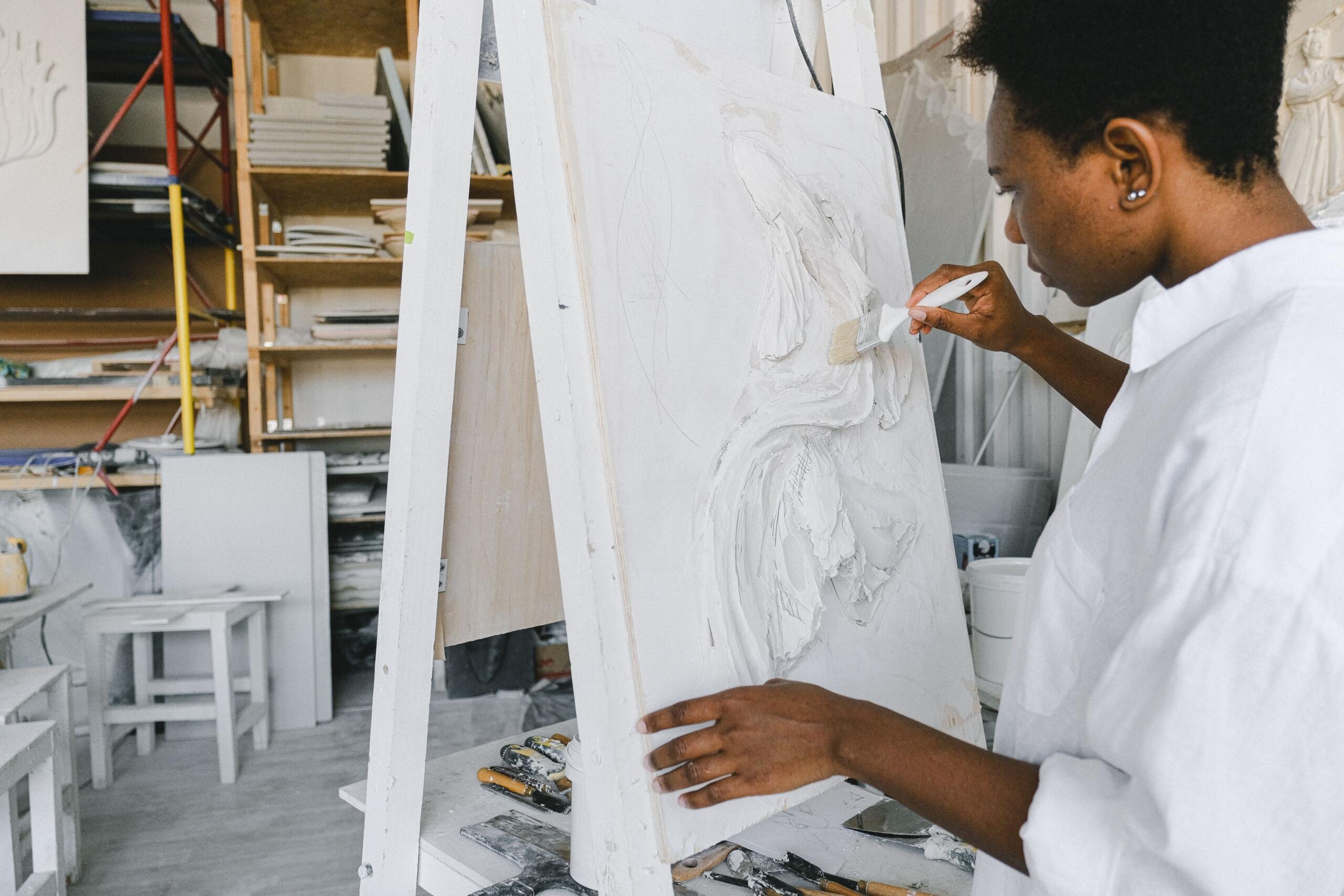 Pelapisan Dasar dengan Gesso adalah salah satu langkah dalam menyiapkan canvas