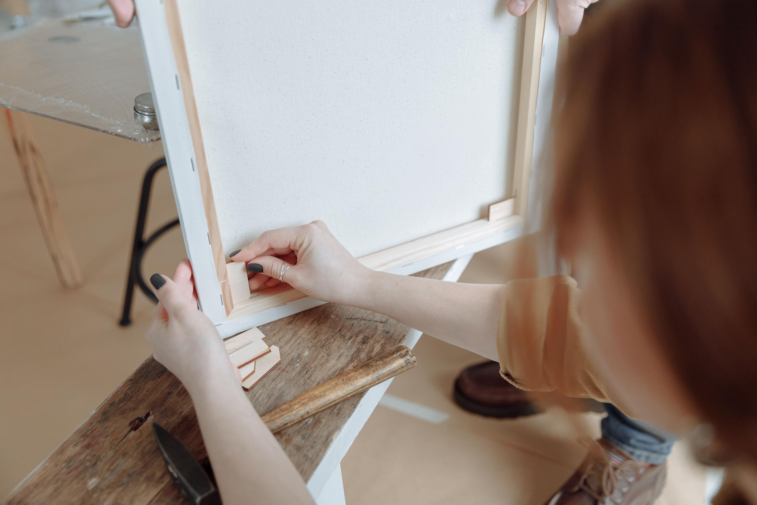 Peregangan Canvas sebelum proses melukis; Pexels
