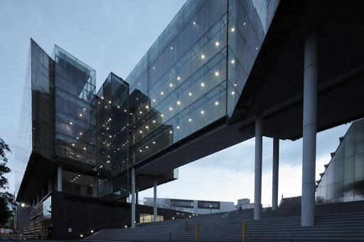 banyak orang ingin masuk di gedung baru fakultas hukum universitas sydney