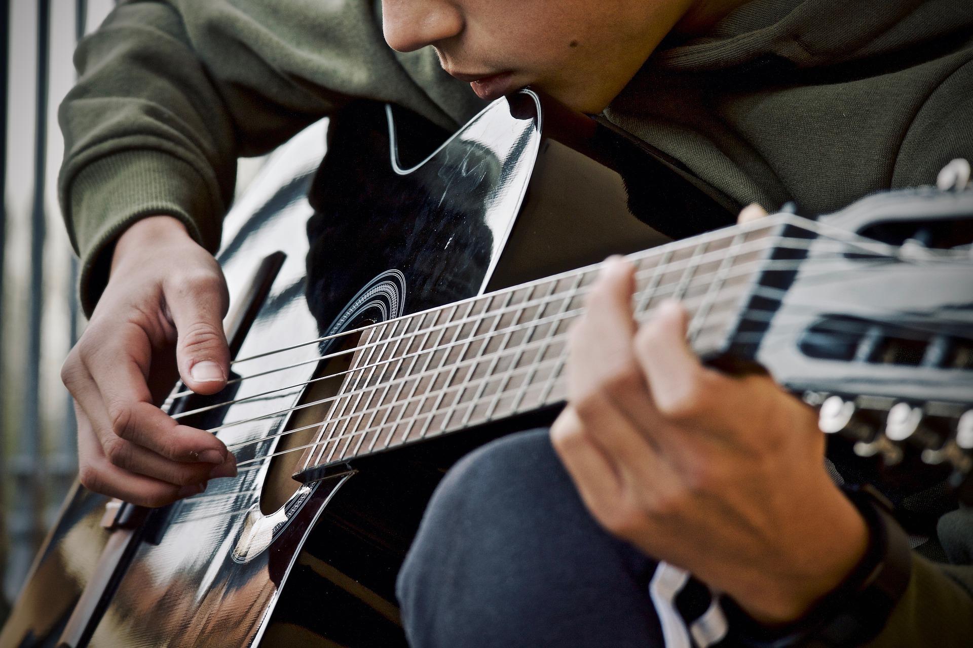 Senar gitar akustik