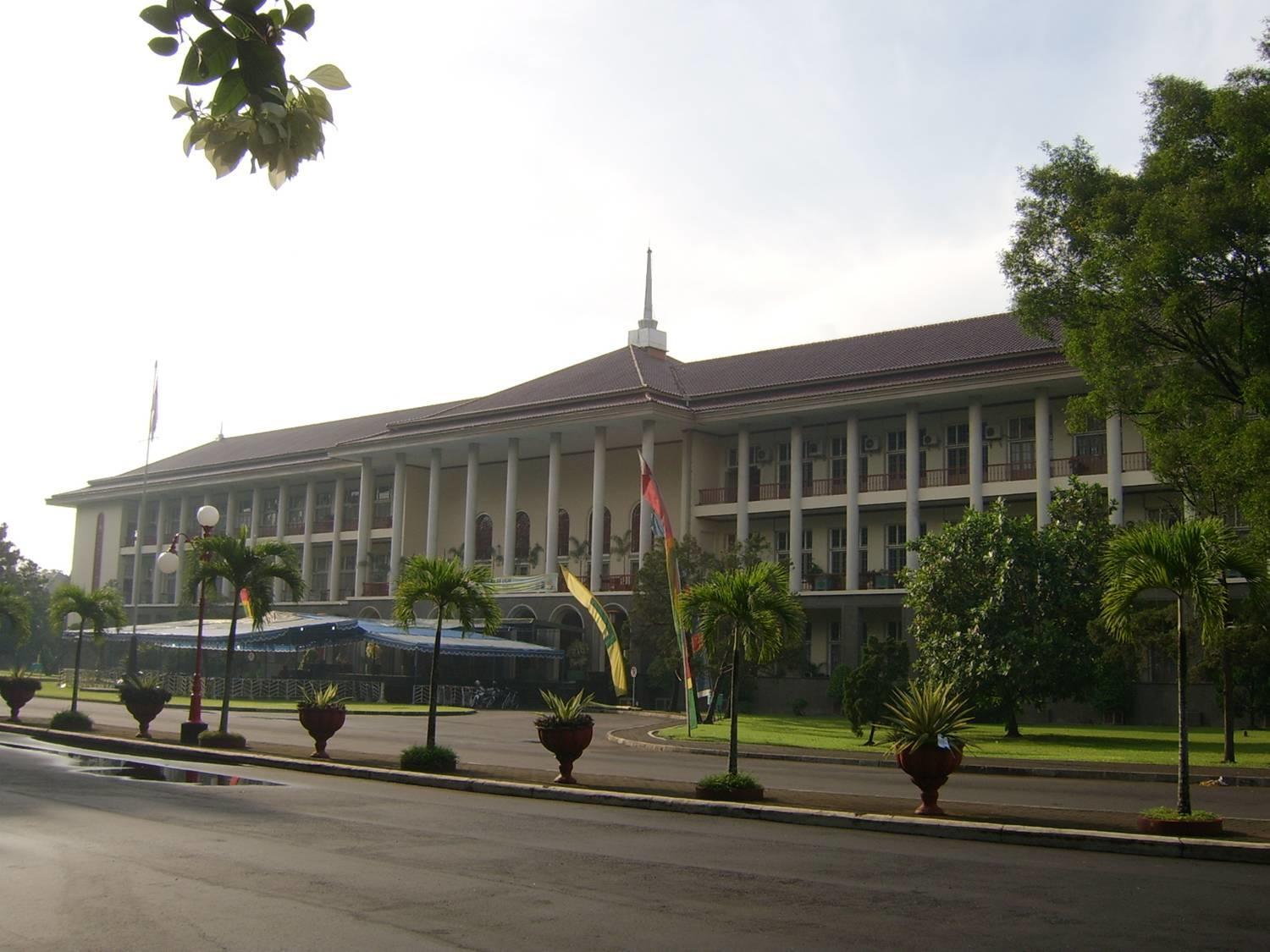universitas gajah mada dan fakultas huku terbaiknya