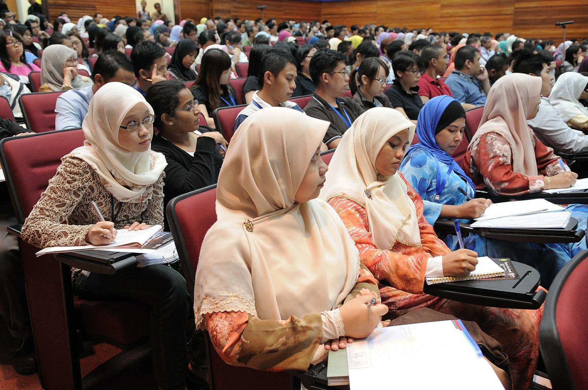Seorang mahasiswa satra akan menemukan dua terminologi yang hampir sama