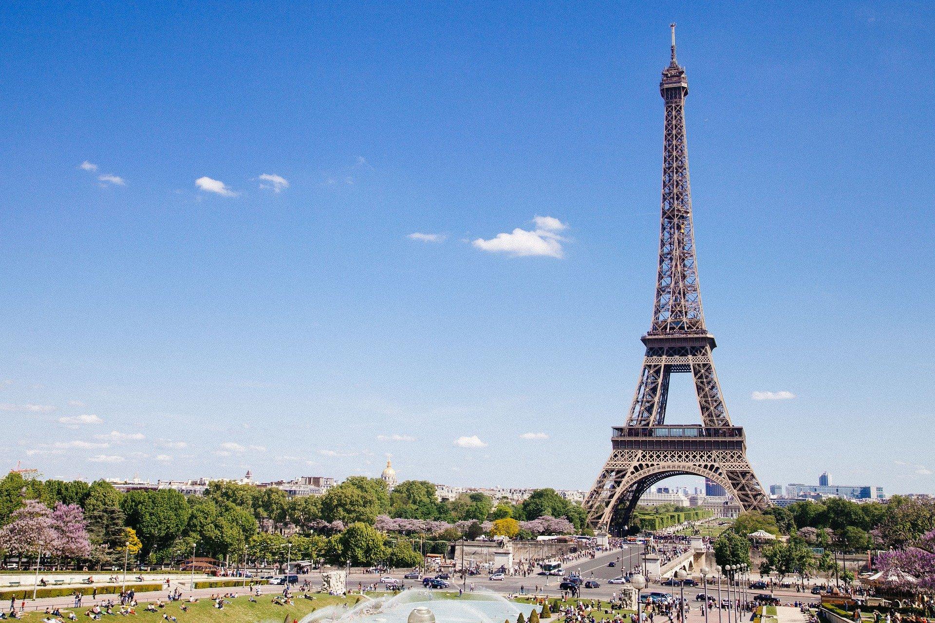 lokasi menara eiffel berdasarkan relatif