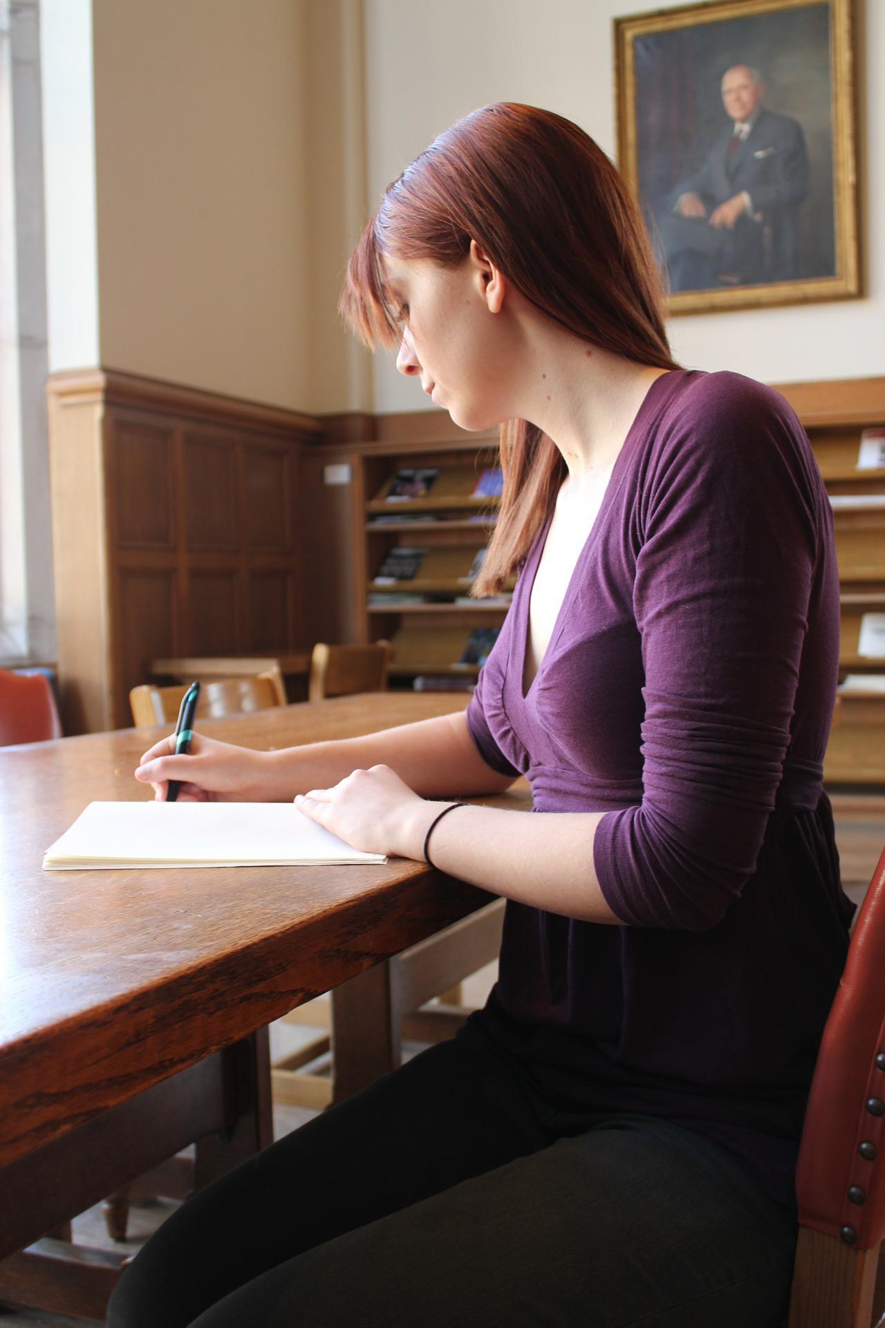 memerlukan konsentrasi pada proofreading