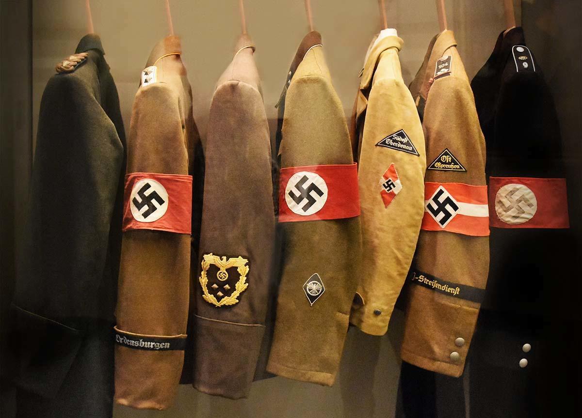 seragam pemuda hitler dengan lengan yang khas
