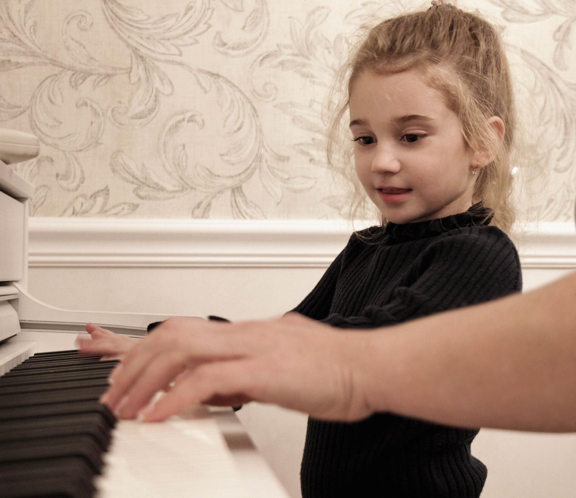 meningkatkan pendengaran dengan bermain piano