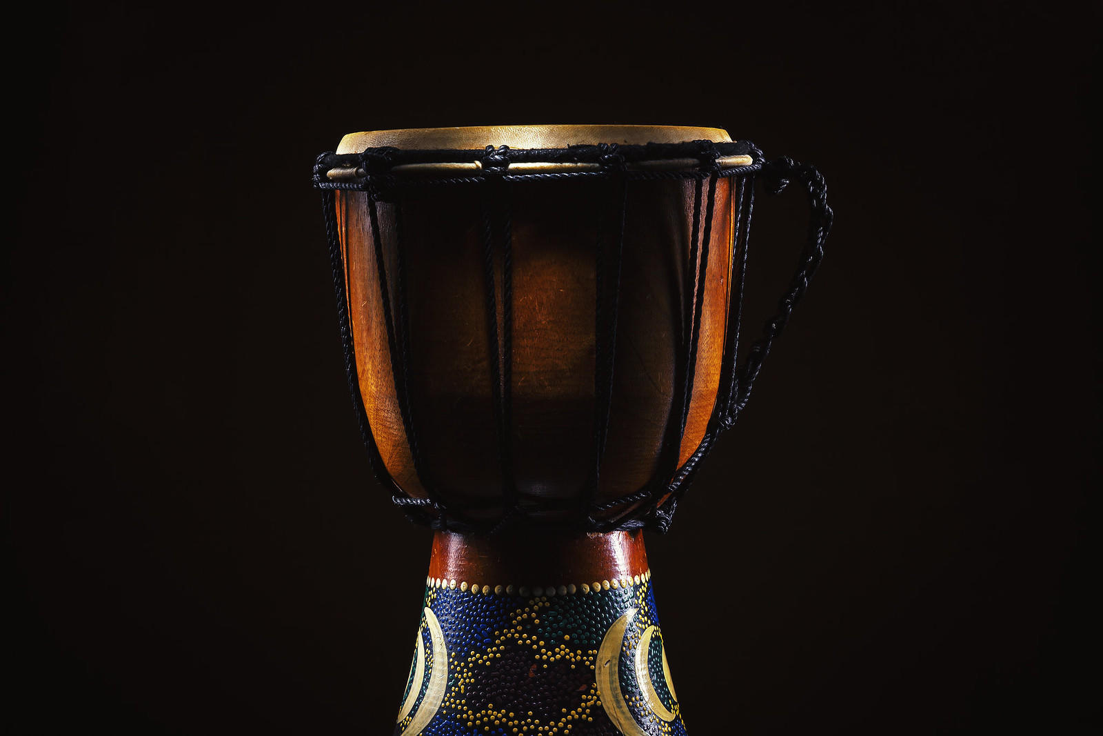 salah satu contoh drum klasik adalah djembe
