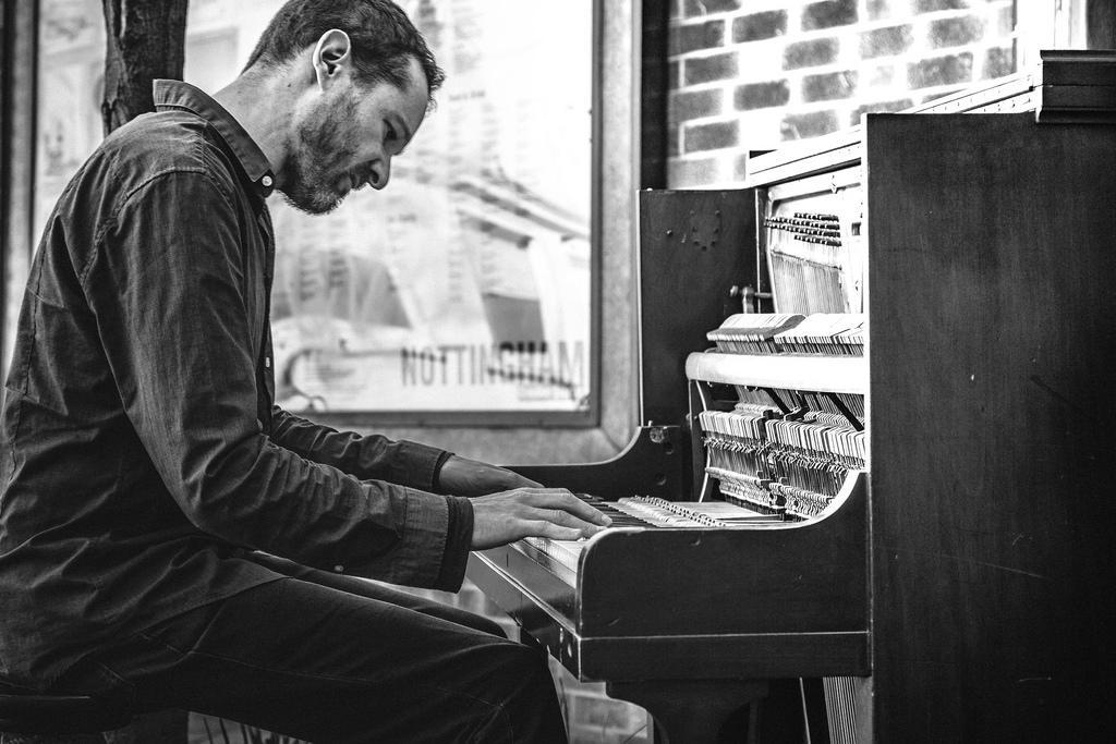 berlatih piano dengan rajin untuk menjadi penerus Lang Lang