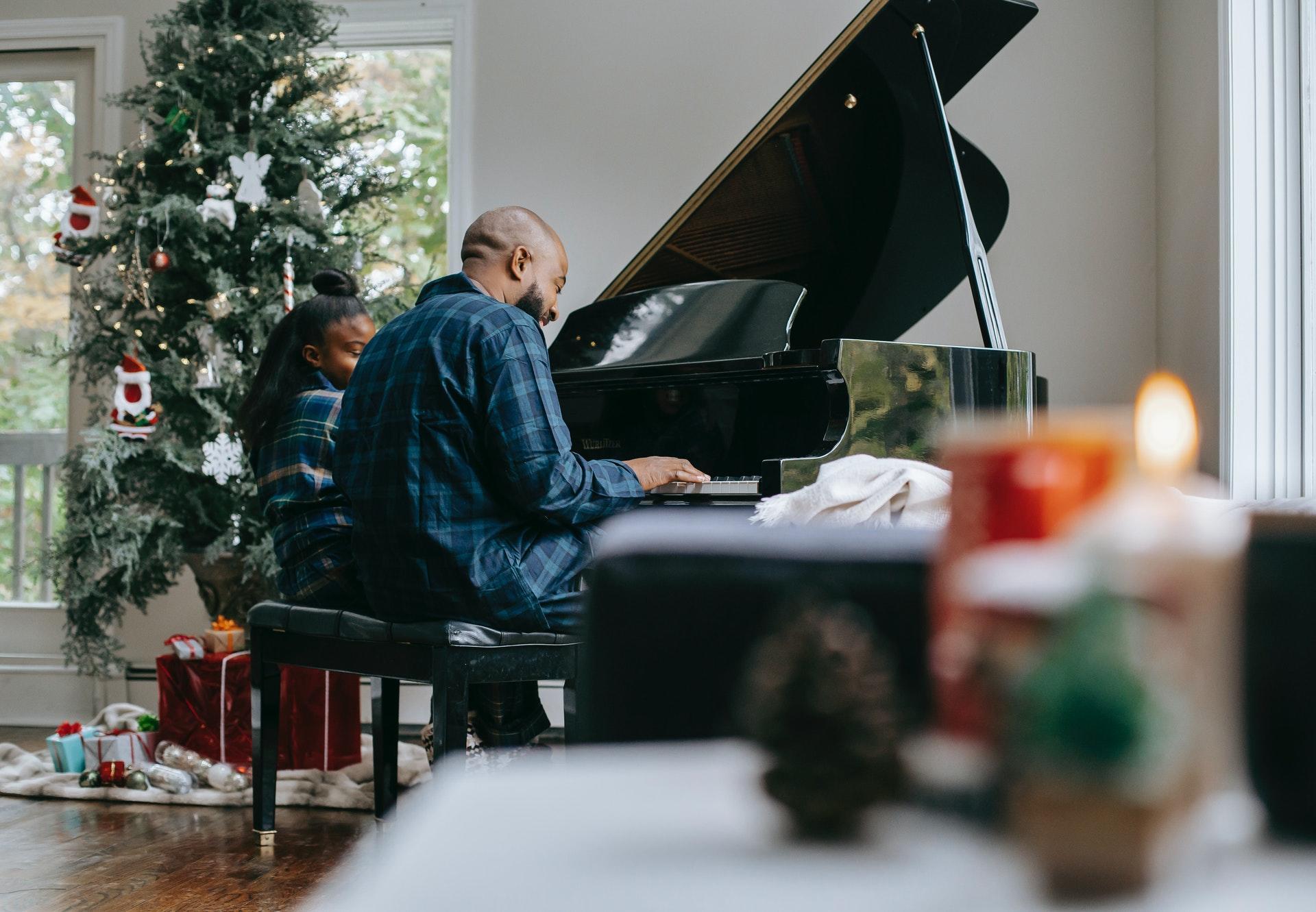 dengan les piano anak bisa bersosialisasi dengan orang baru