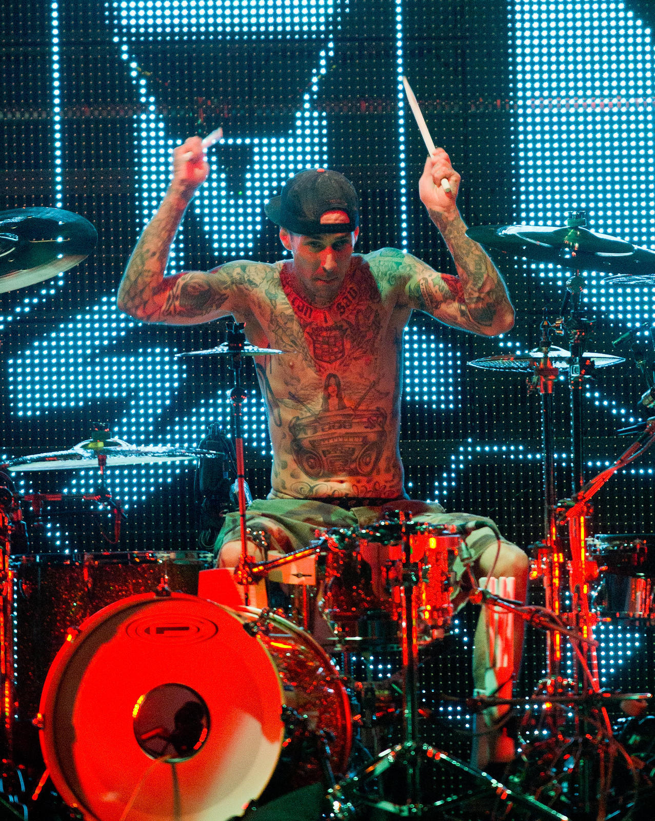 aksi panggung Travis Barker selalu memukau