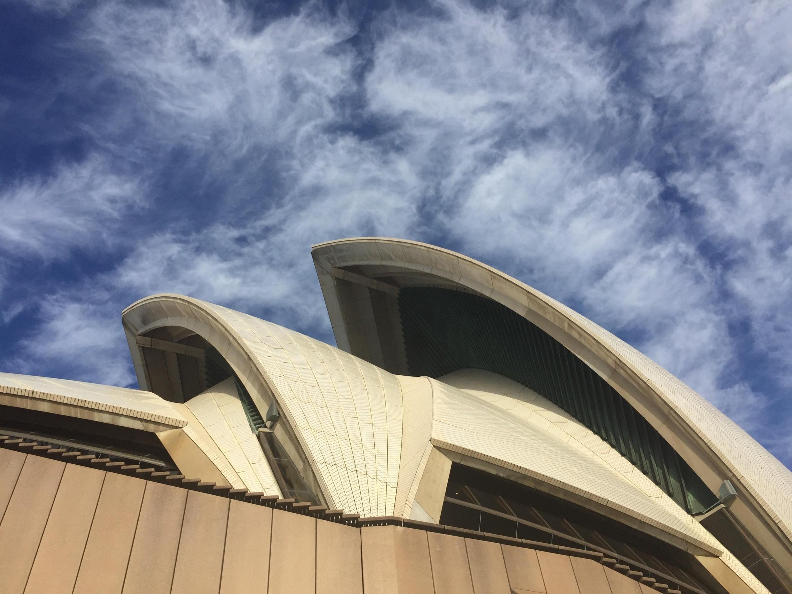 membayangkan bernyanyi dalam gedung opera