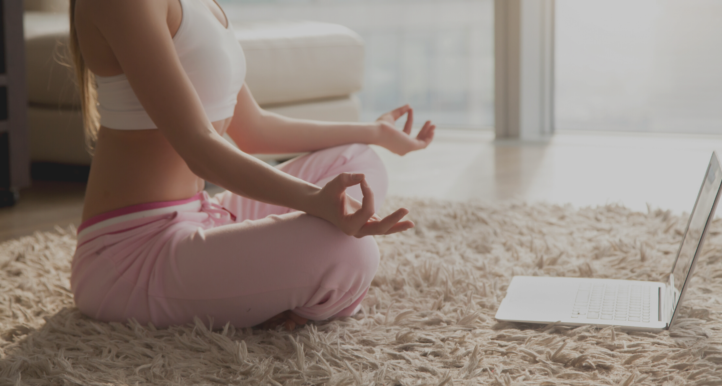 alasan berlatih yoga online di rumah