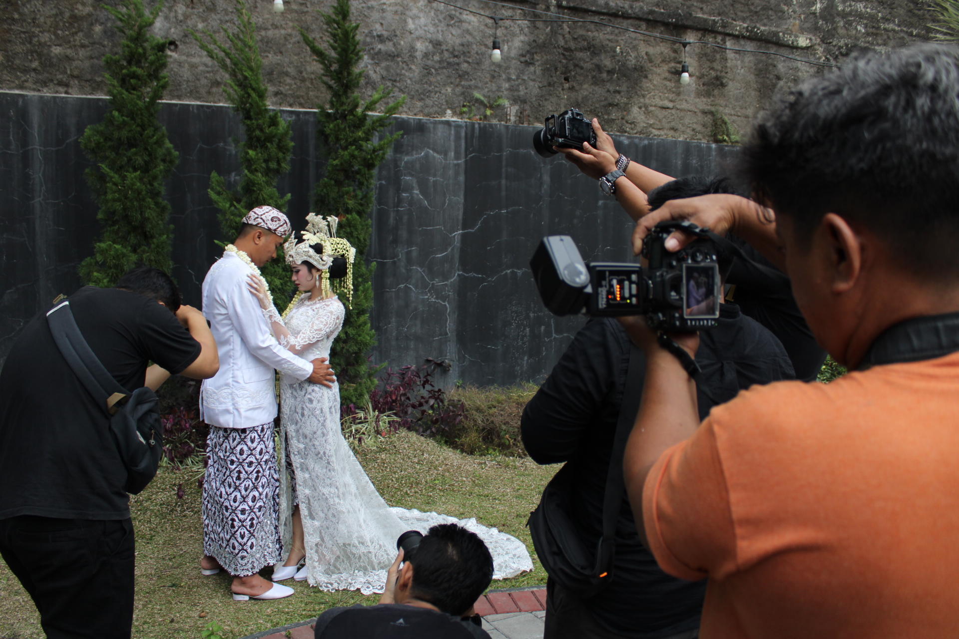 mencari uang dengan memotret pengantin