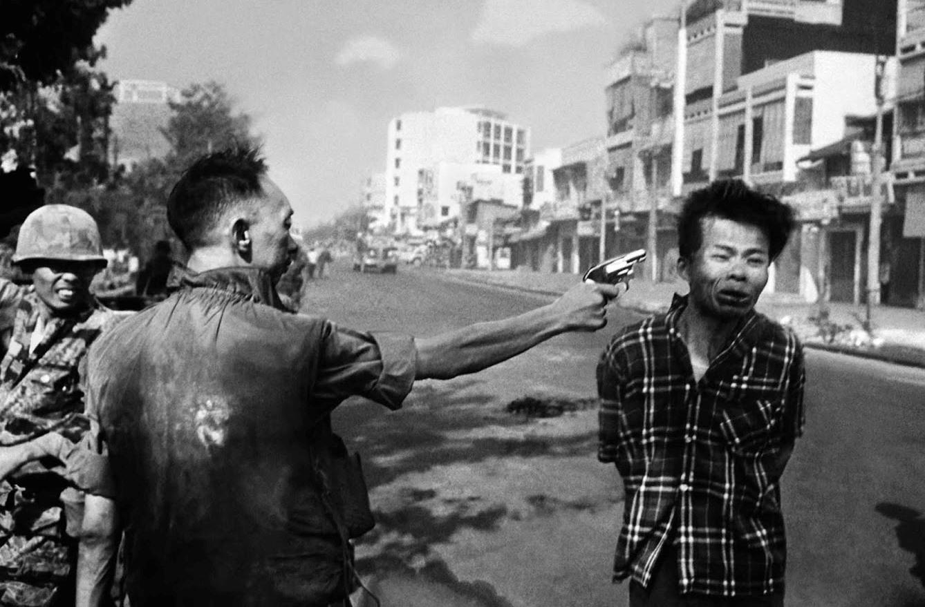 Adam memotret foto ini untuk mengakhiri perang