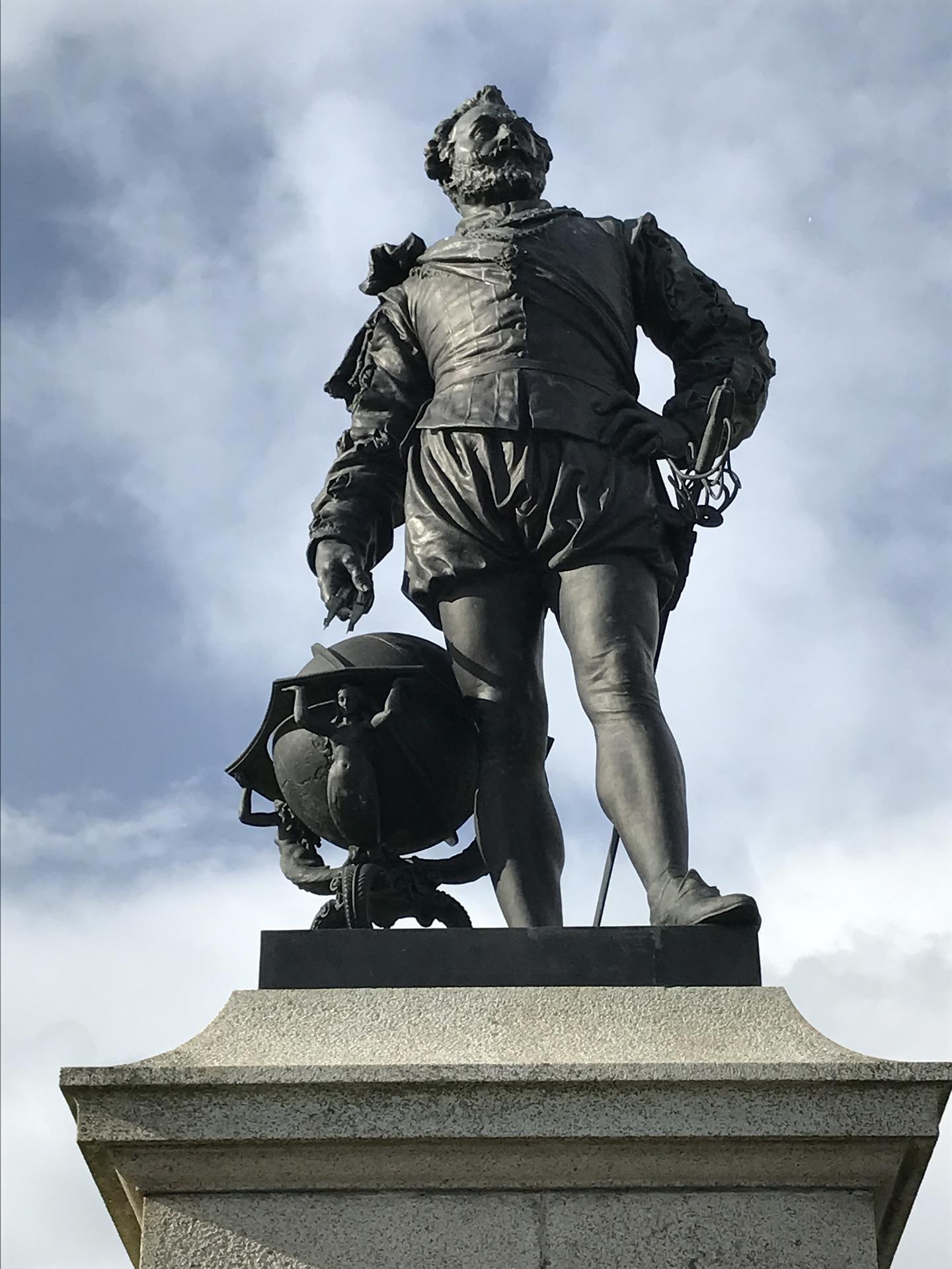 patung Francis Drake
