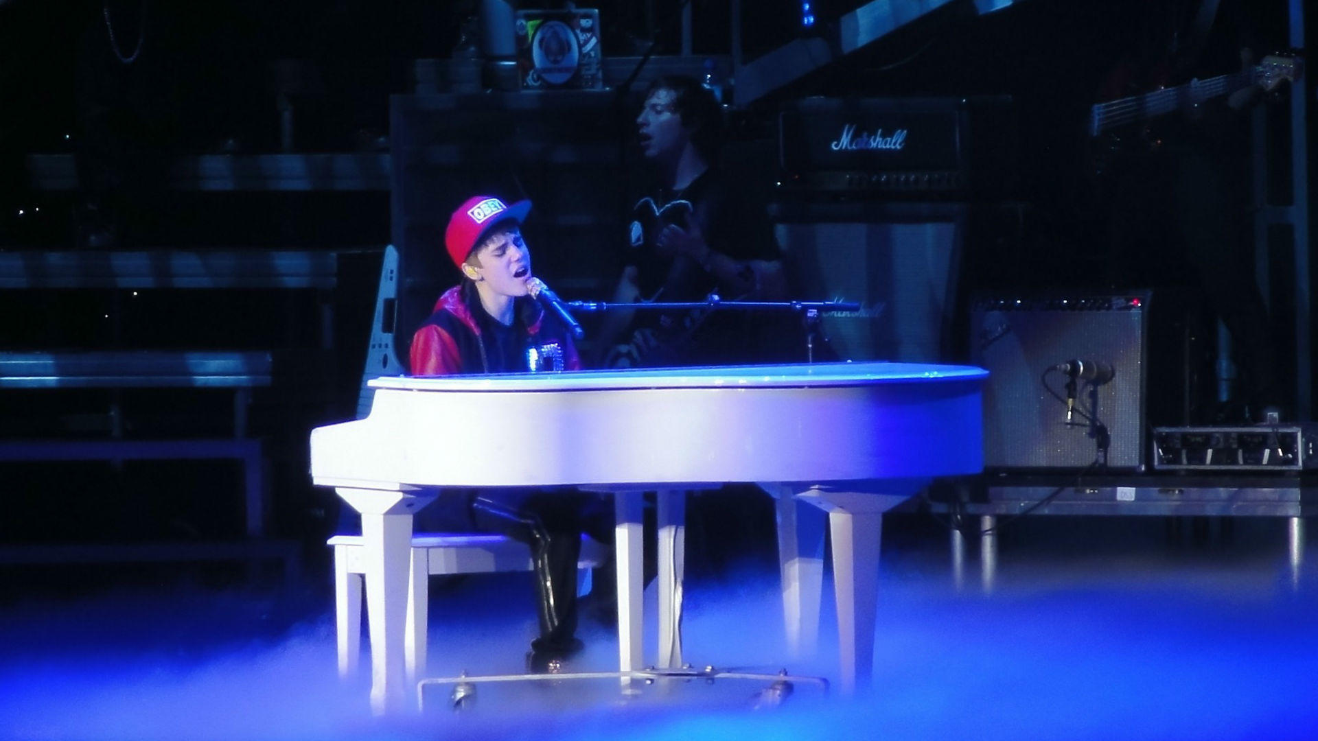 memainkan piano