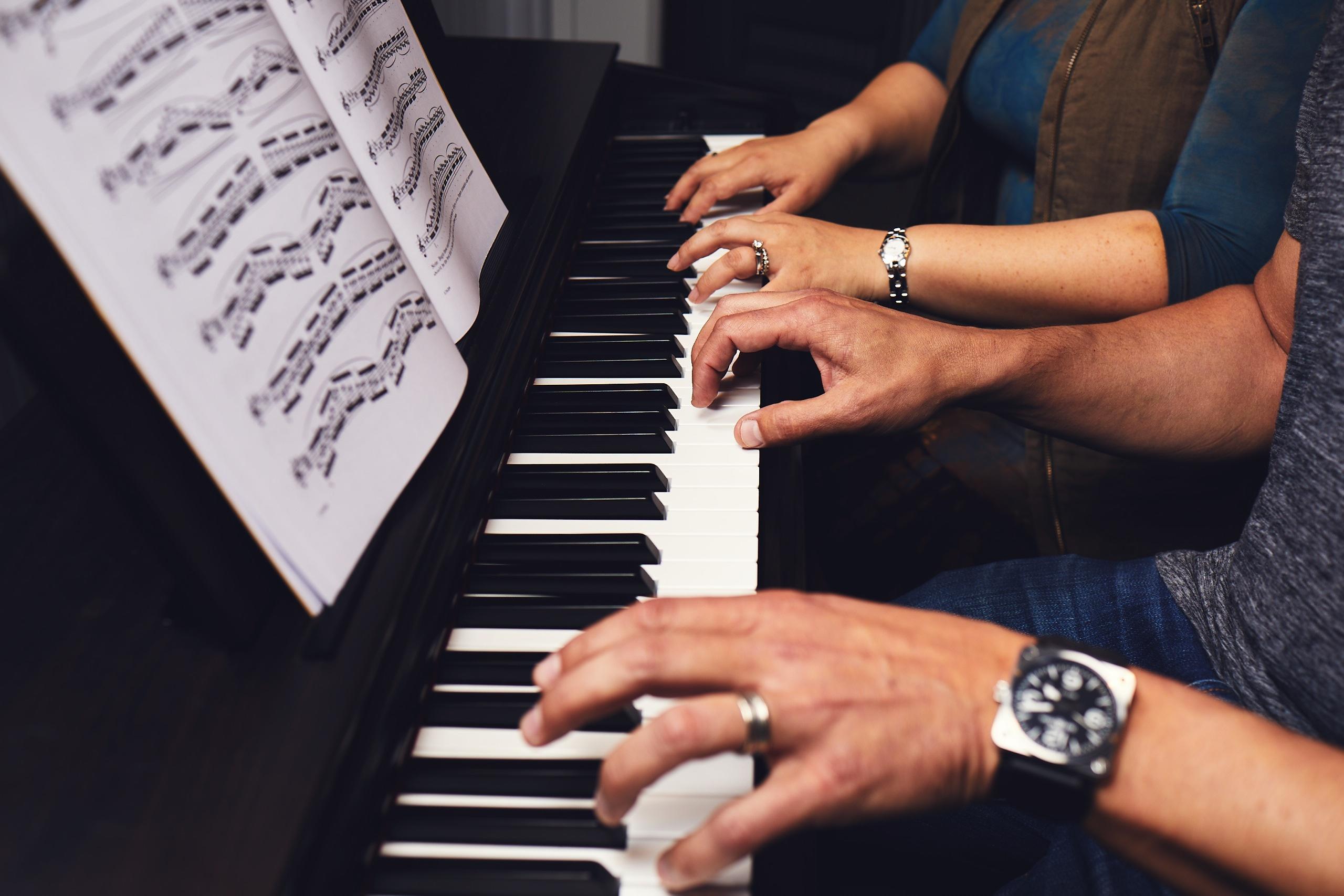 belajar piano kepada teman