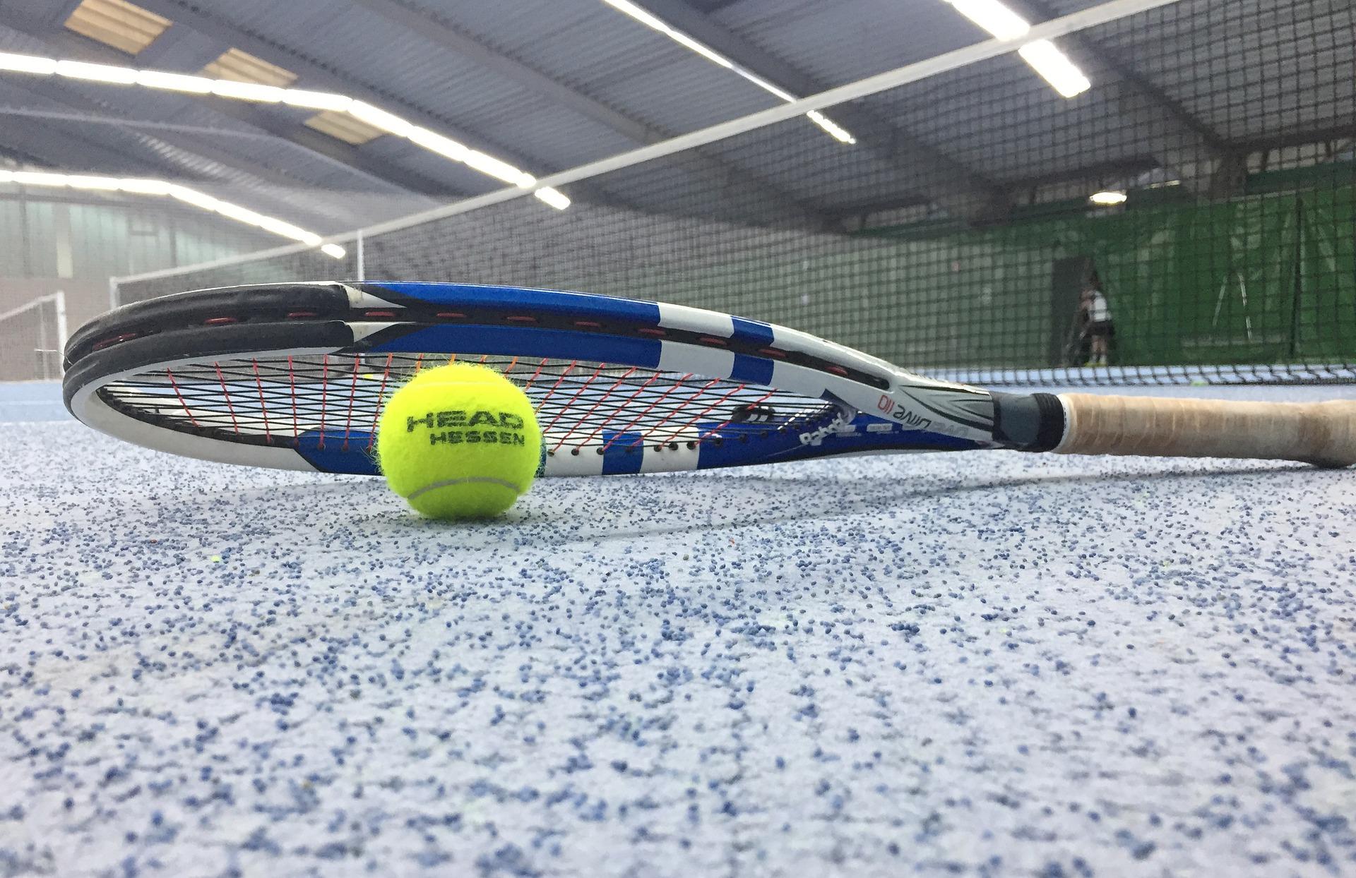 peralatan olahraga tenis