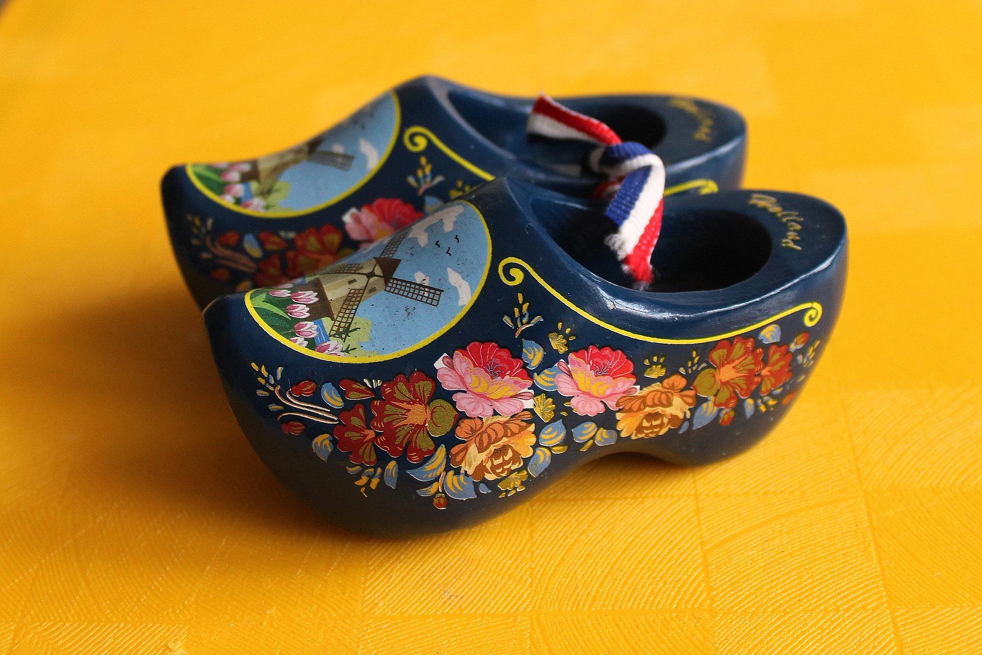 sepatu bakiak belanda