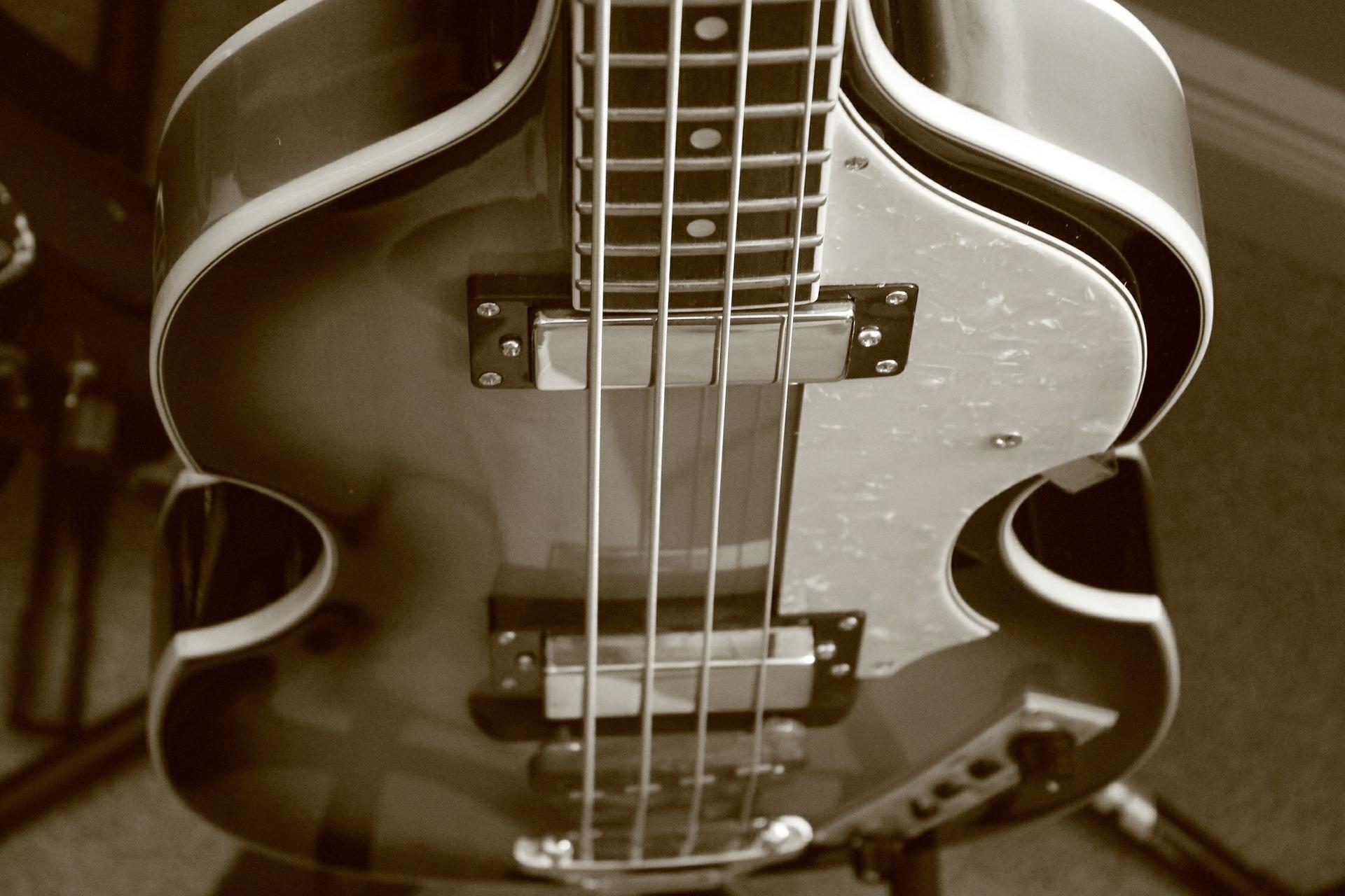 mengatur gitar bass sebelum tampil