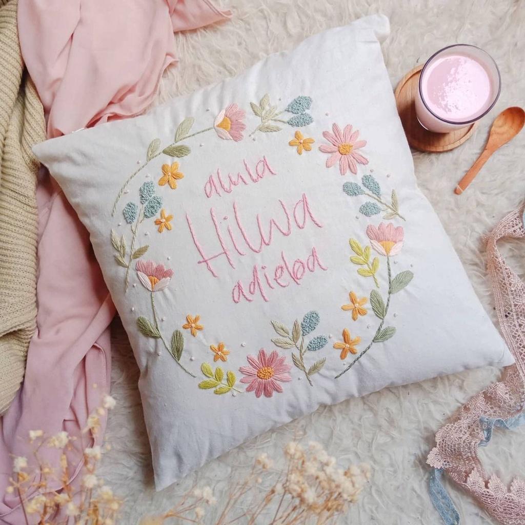 membuat sulaman pada bantal