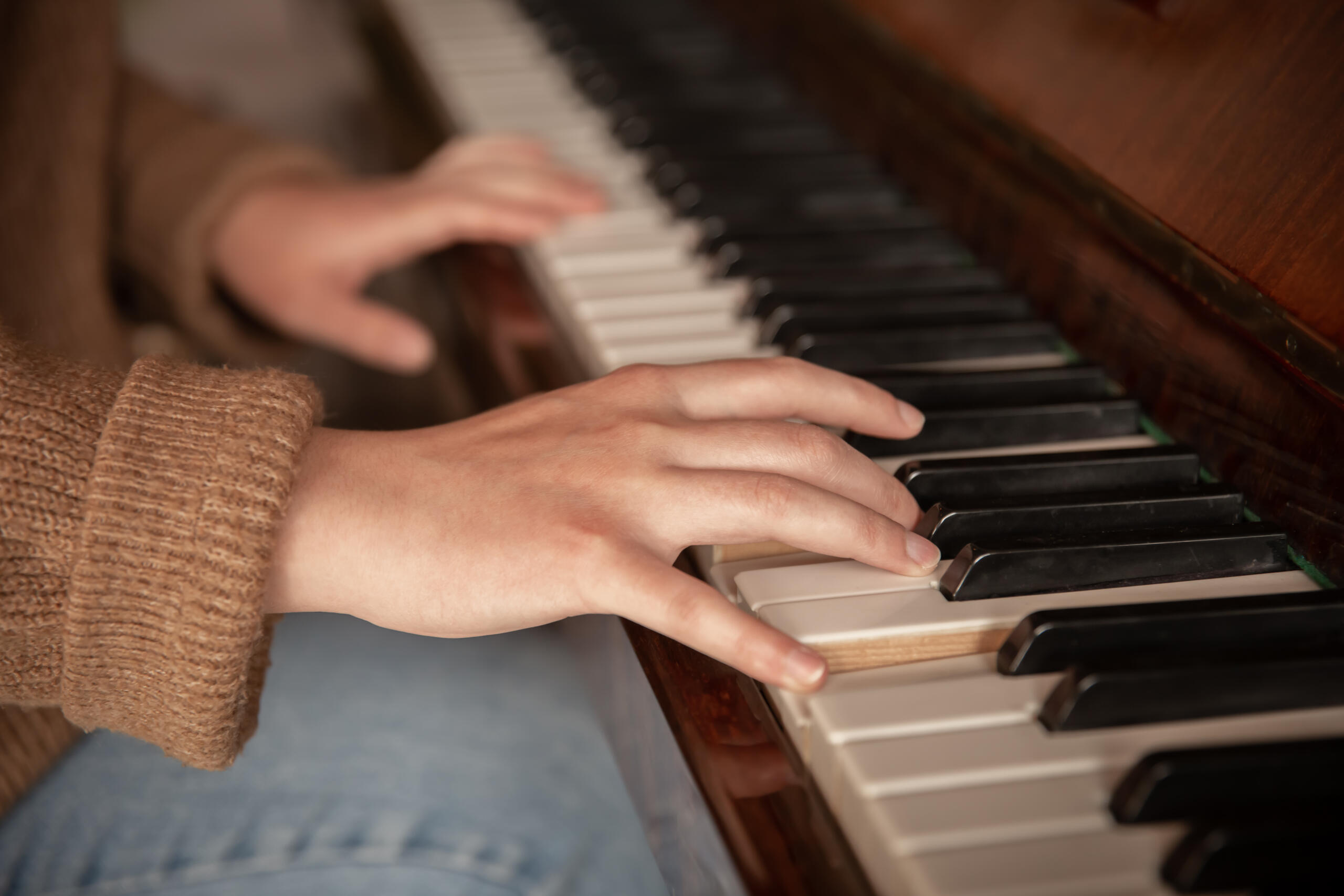 memainkan piano