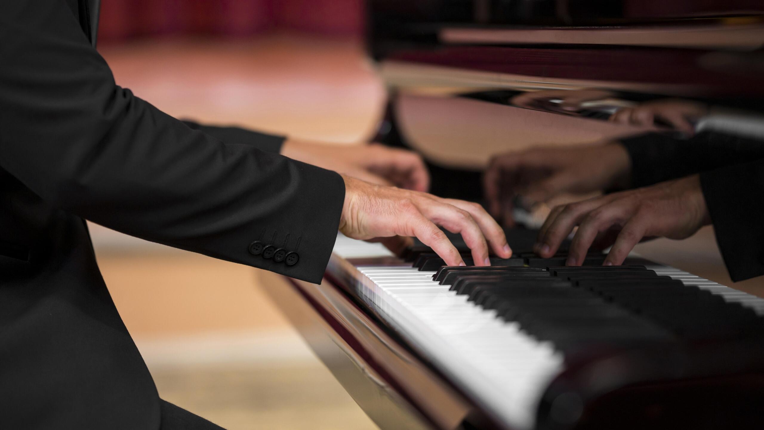 bermain piano