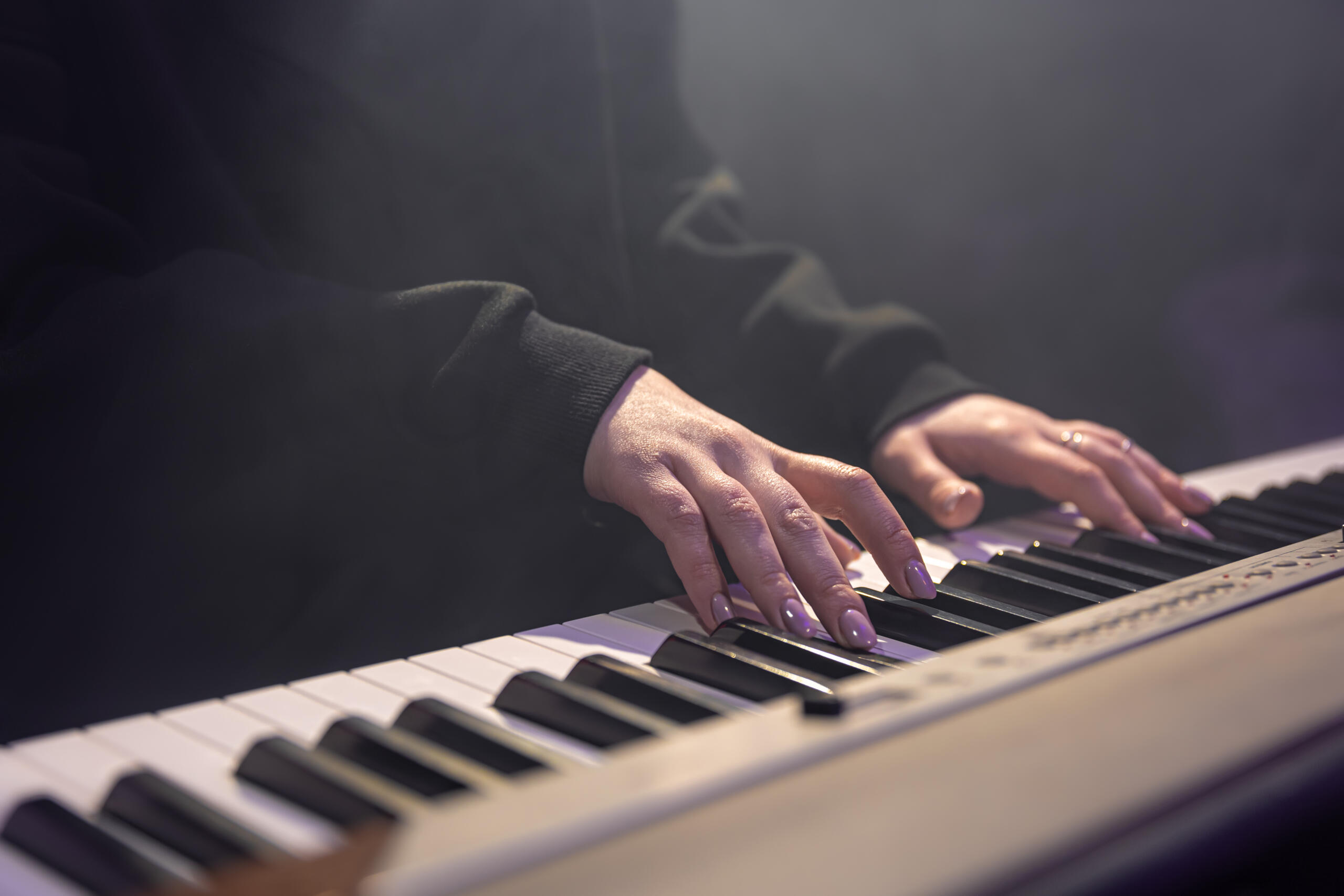 bermain piano
