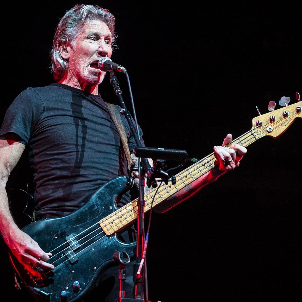 Roger Waters adalah bassist yang handal
