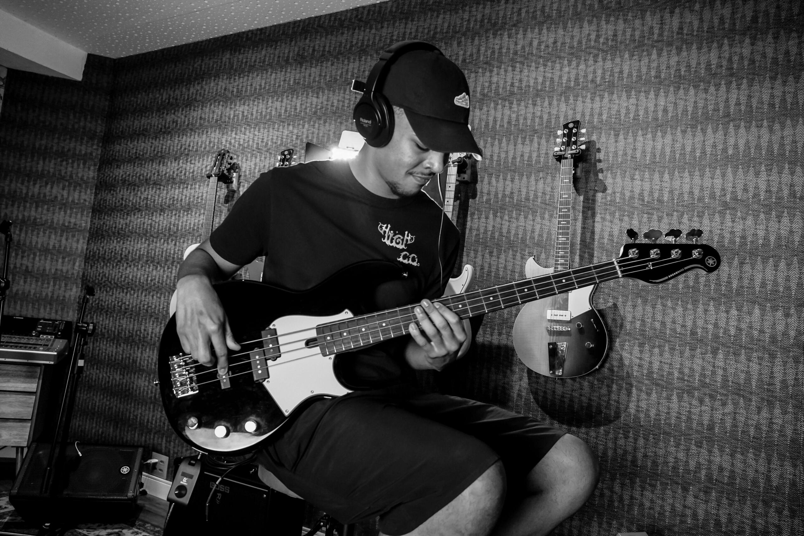 Transformasi Gitar bass elektrik tidak lepas dari sejarahnya yang panjang sejak abad 15