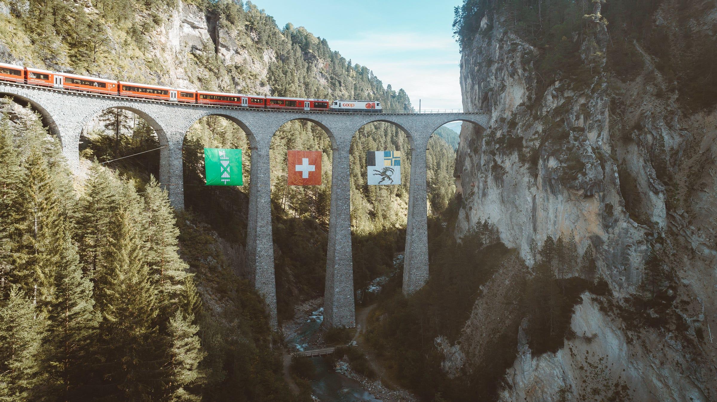 jembatan dan rel kereta di swiss