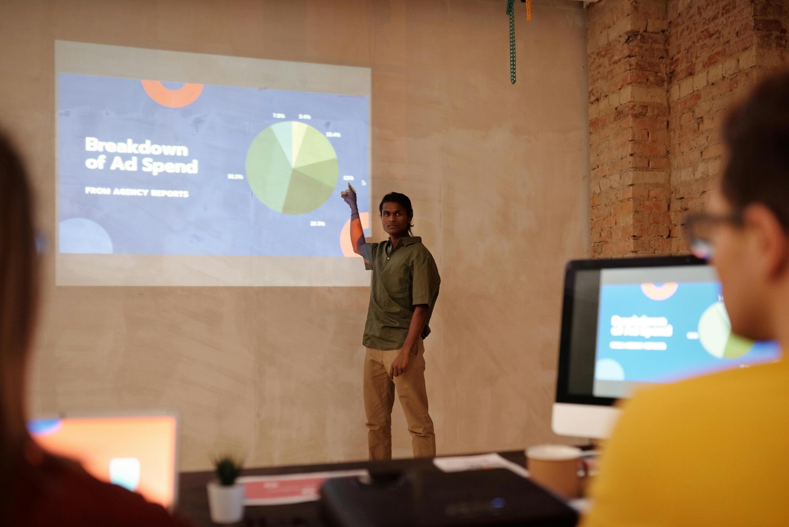 Cobalah untuk memberi data yang relevan saat membuka presentasi, source Pexels