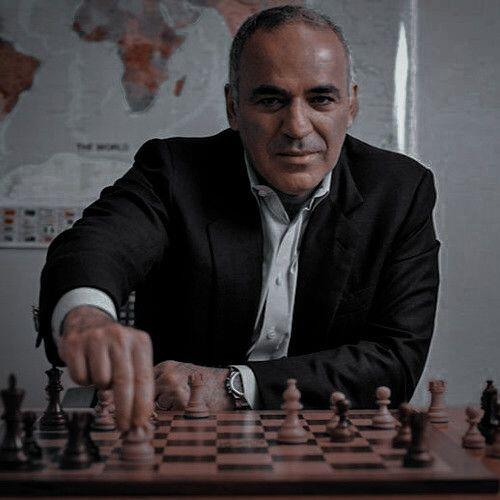 Laki laki bermain catur