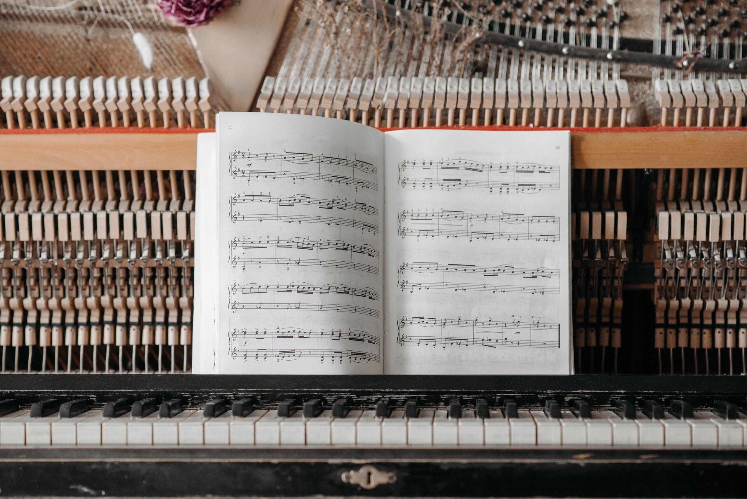 Memainkan lagu membantu Anda dalam latihan memainkan organ listrik; Pexels