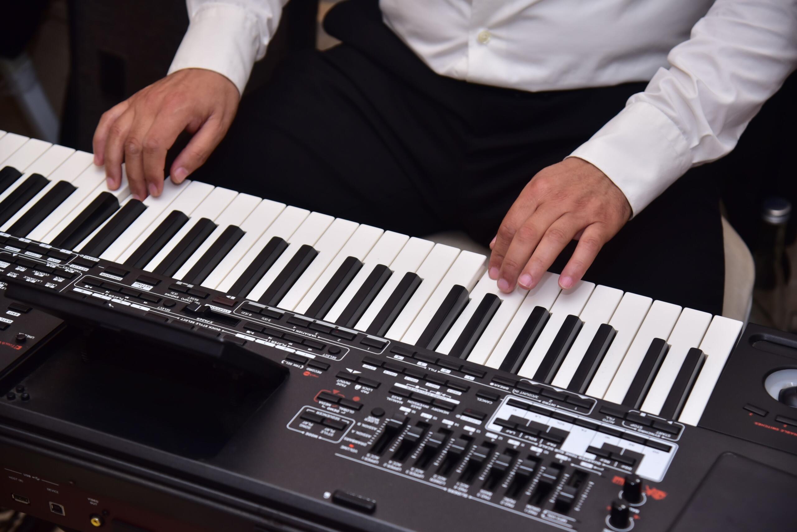 Saat belajar organ pemula, biasakan tangan kanan memainkan melodi; Pexels