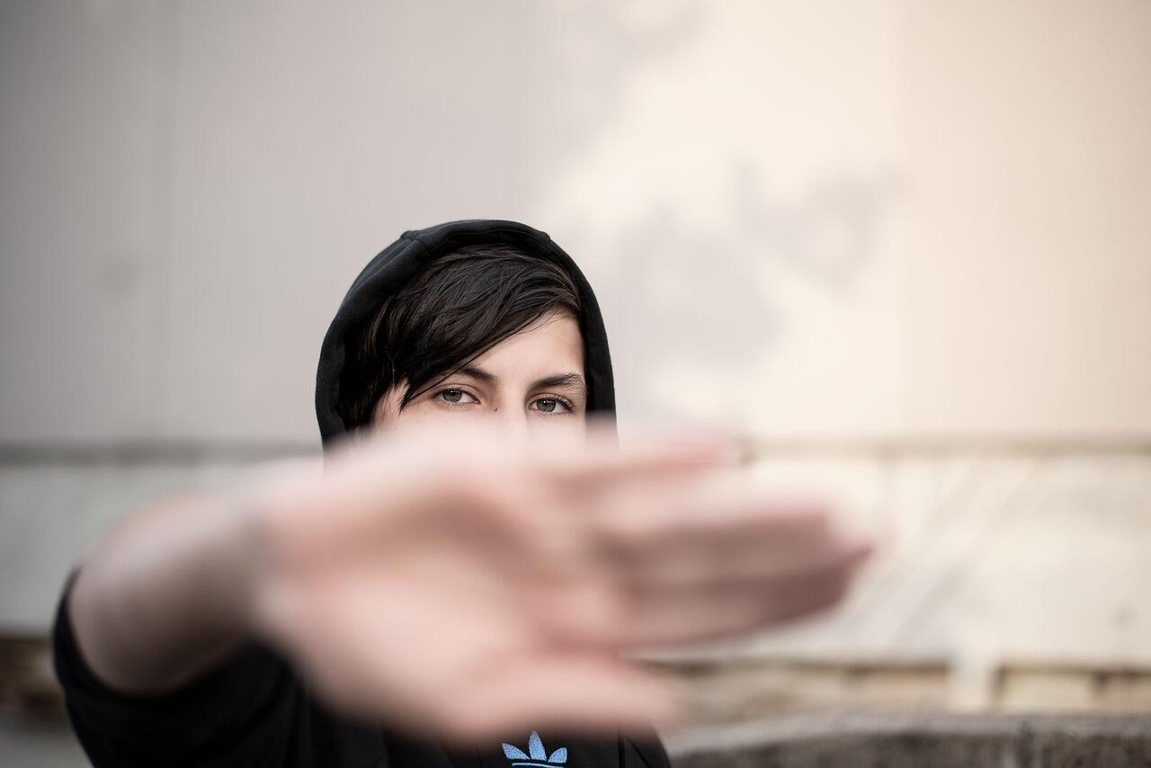 menutup setengah wajah