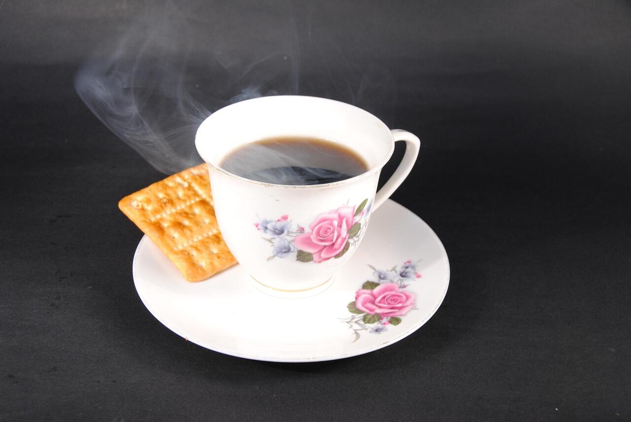 Kopi panas dan biskuit