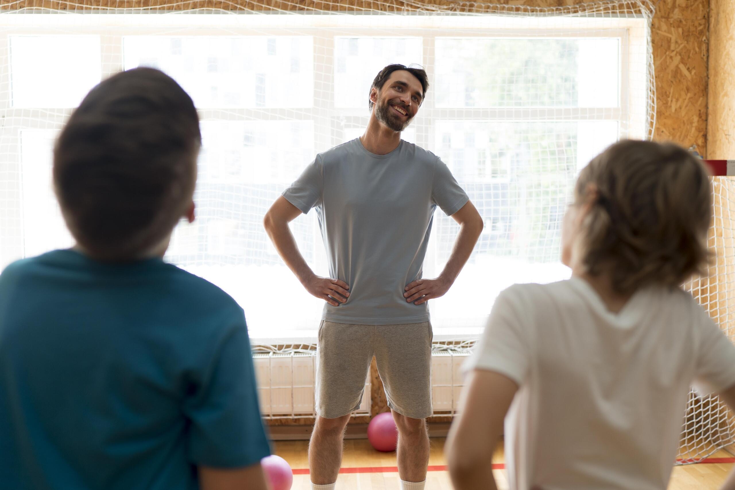 2 murid senam dengan pelatih