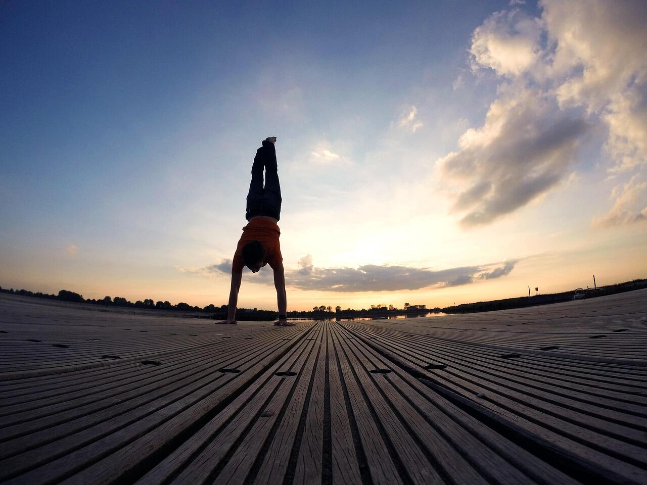 Handstand di bawah senja