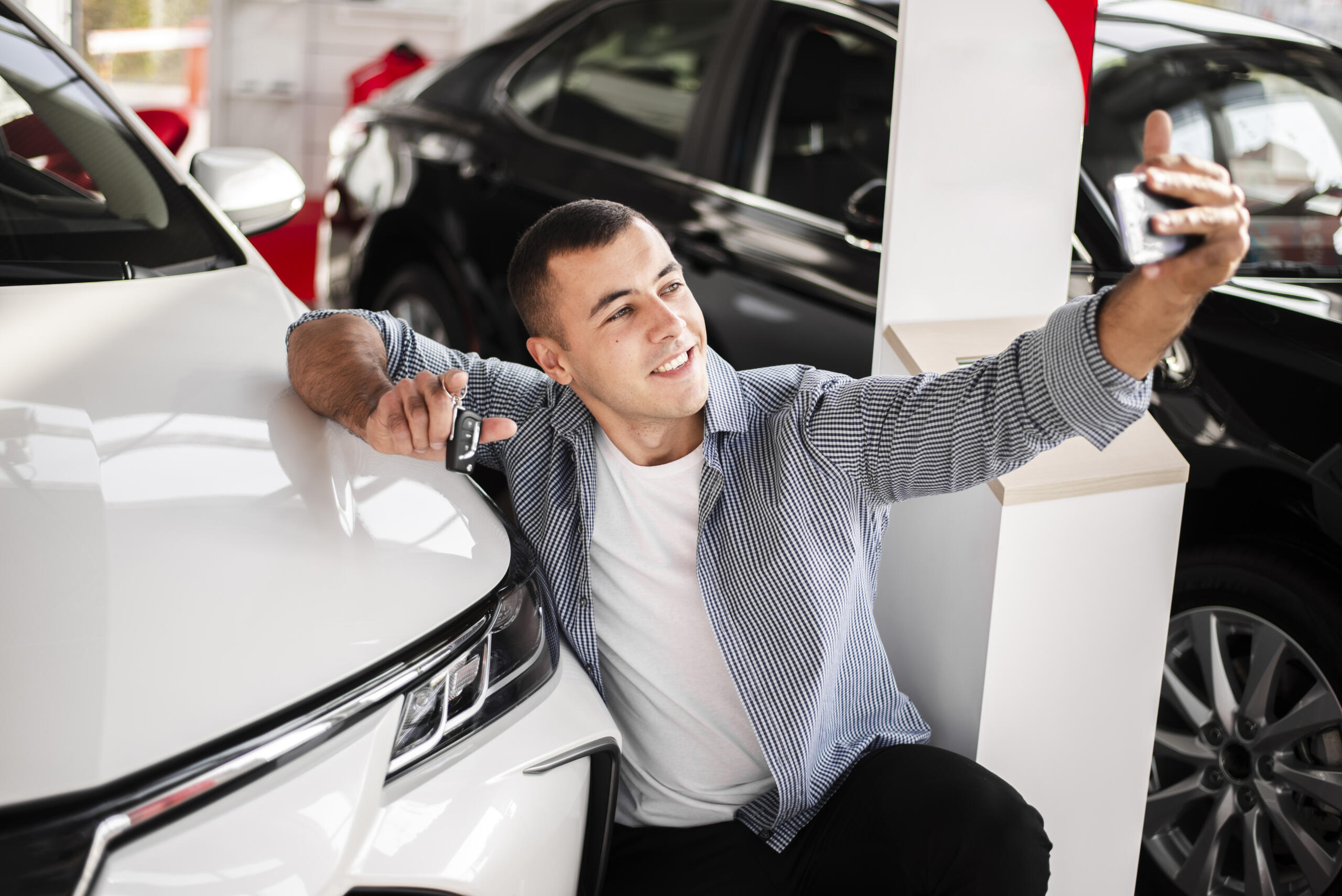 Seoseorang sedang memamerkan Mobil yang baru dibelinya di sosial media