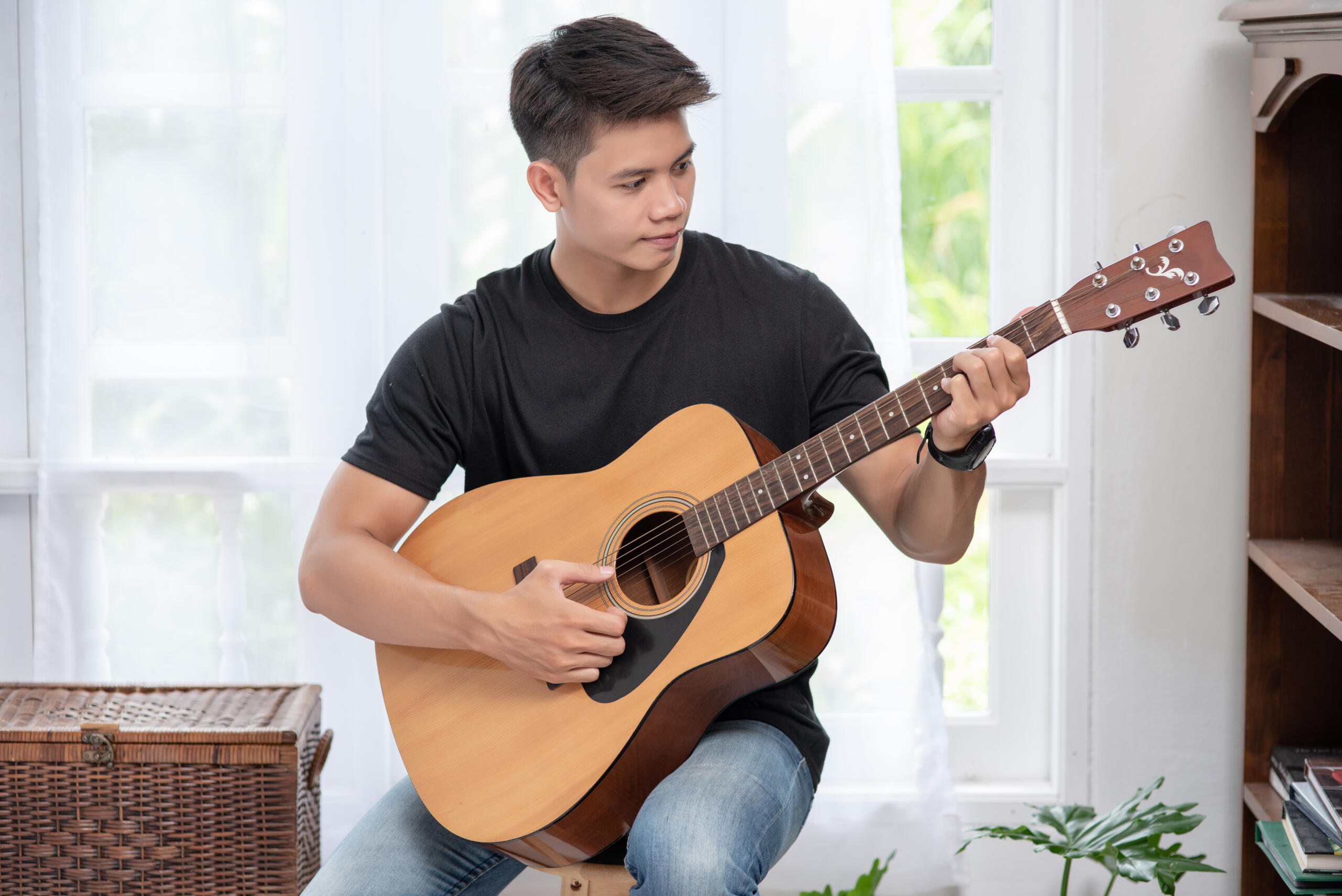 bermain gitar