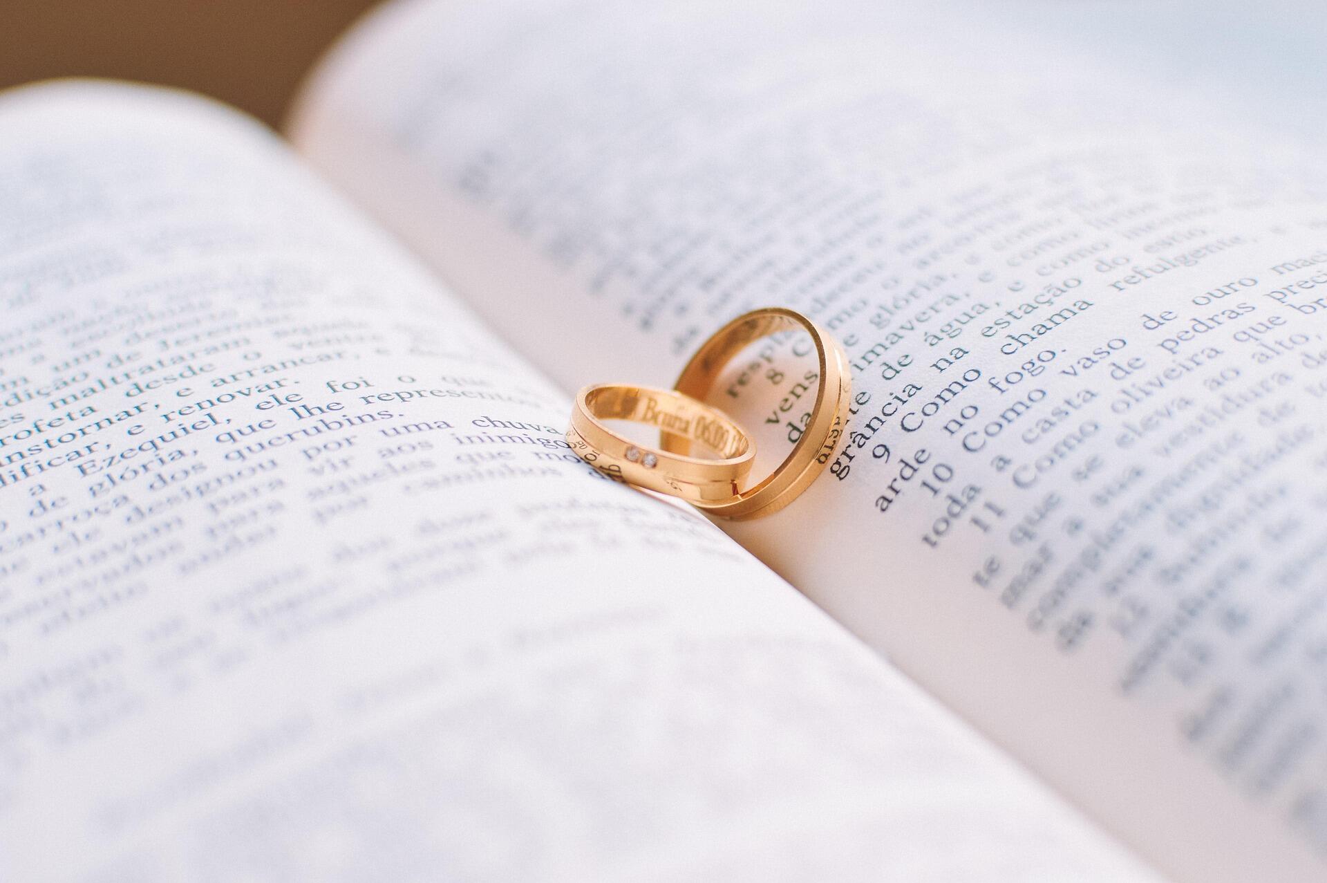 cincin pernikahan